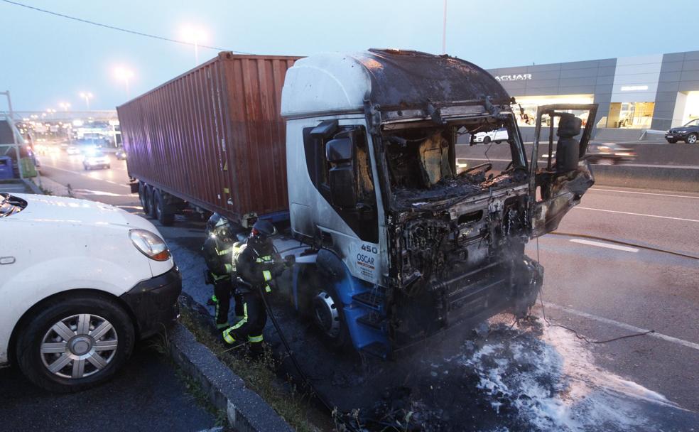 Arde la cabina de una camión en Gijón
