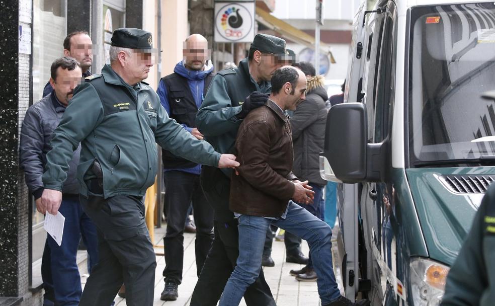 La Guardia Civil saca esposado del juzgado de Luarca a Javier Ledo y lo introduce en el furgón que lo llevó hasta la prisión. 