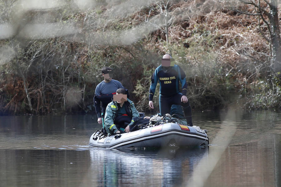 Los buzos tratan de encontrar un bolso y efectos personales de Paz en el pantano