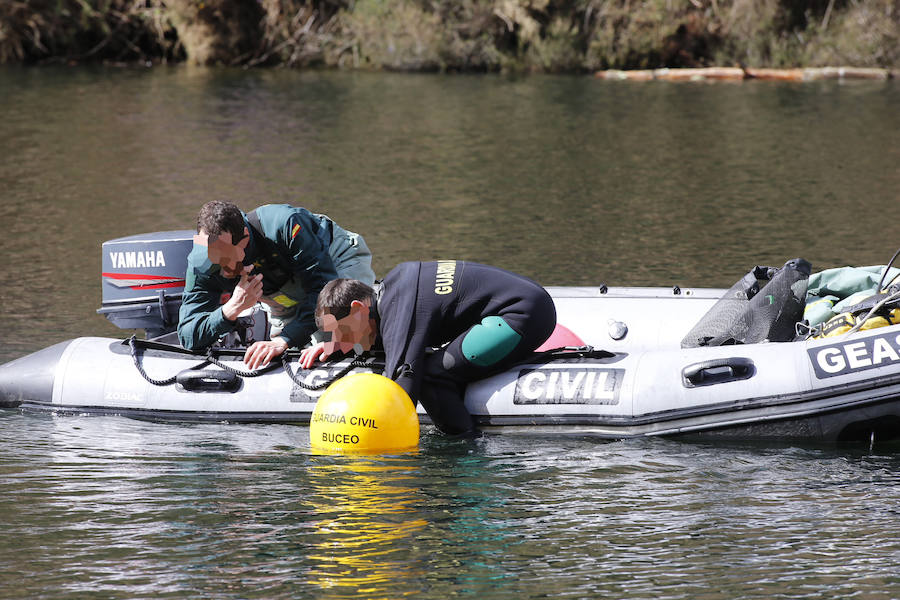 Los buzos tratan de encontrar un bolso y efectos personales de Paz en el pantano