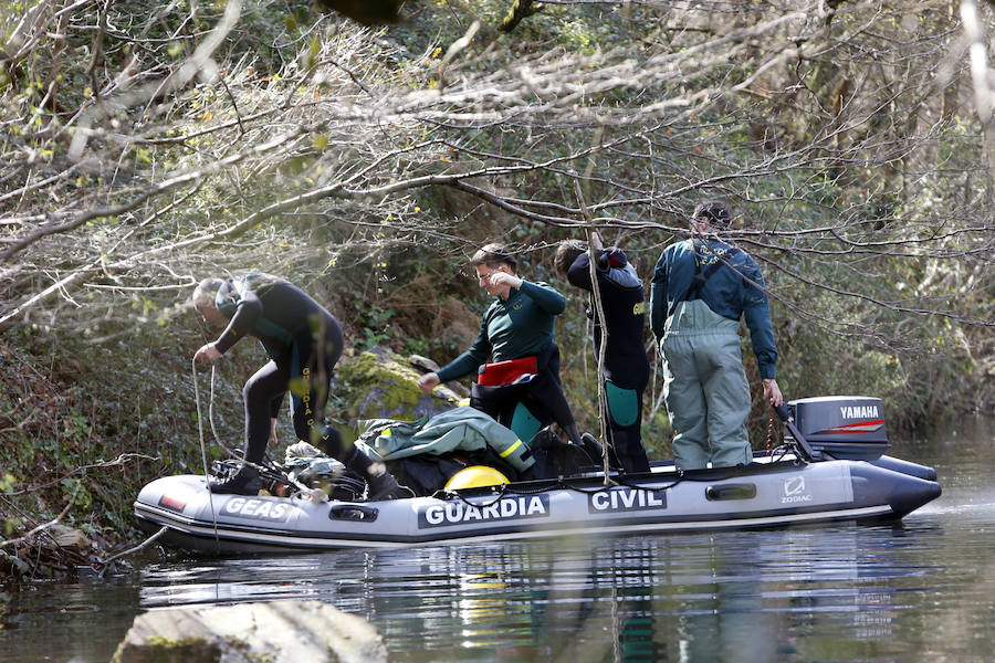 Los buzos tratan de encontrar un bolso y efectos personales de Paz en el pantano