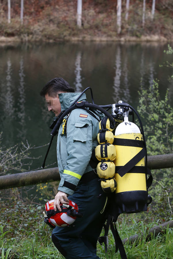 Los buzos tratan de encontrar un bolso y efectos personales de Paz en el pantano