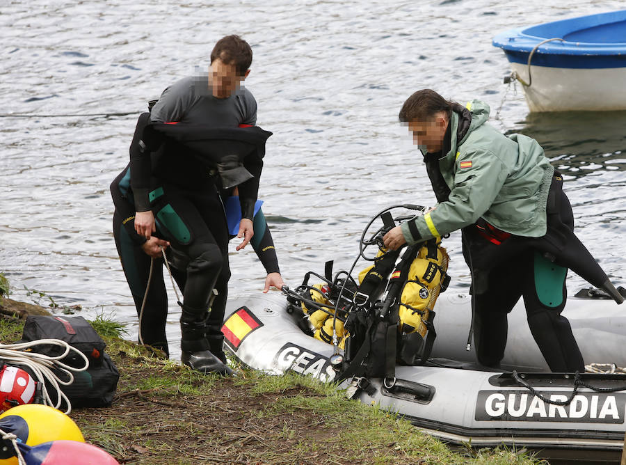 Los buzos tratan de encontrar un bolso y efectos personales de Paz en el pantano