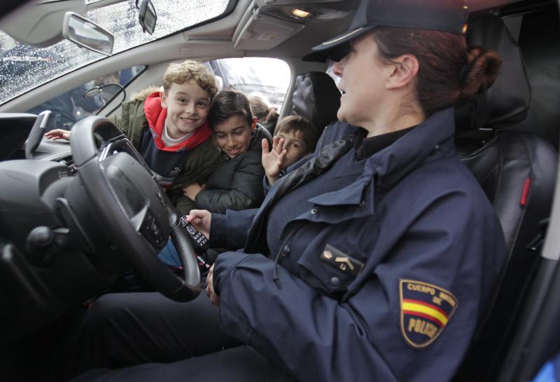 Unos 170 alumnos de Primaria de los colegios Baudilo Arce y La Ería han asistido a una exhibición de varias unidades policiales del cuartel de Buenavista. 