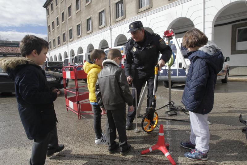 Unos 170 alumnos de Primaria de los colegios Baudilo Arce y La Ería han asistido a una exhibición de varias unidades policiales del cuartel de Buenavista. 