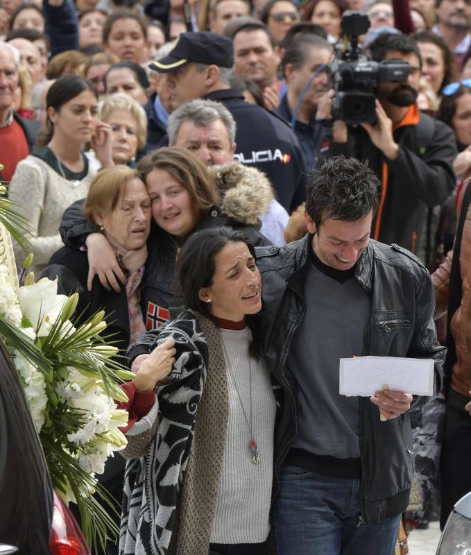 Personalidades políticas, vecinos y familia quisieron acompañar a Patricia y Ángel en este duro momento. 