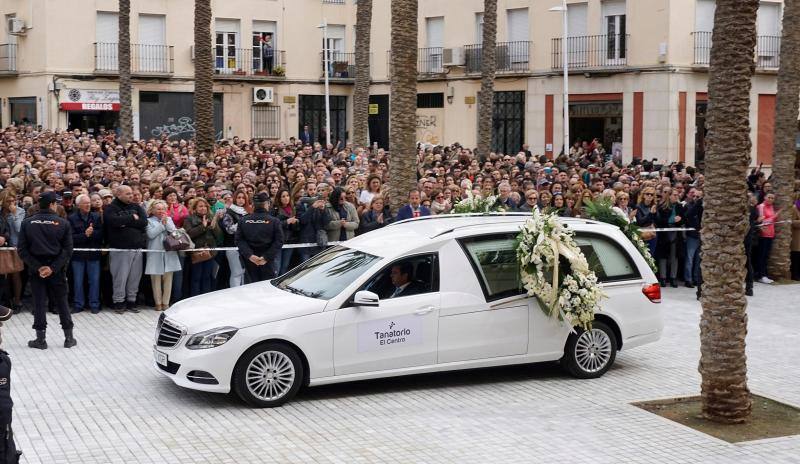 Personalidades políticas, vecinos y familia quisieron acompañar a Patricia y Ángel en este duro momento. 