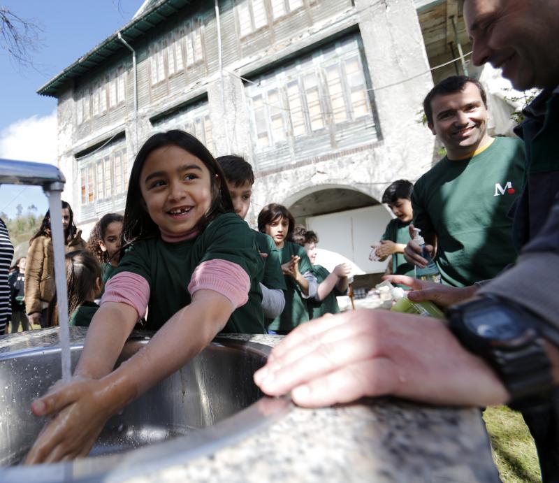 Decenas de alumnos de Primaria de Oviedo han participado en una plantación de árboles enmarcada en una jornada de sensibilización ambiental organizada por la corporación Masaveu. Los árboles, todos de especies autóctonos, repoblarán un terreno próximo a la fábrica de cemento. En la actividad han participado Alicia Castro Masaveu y el alcalde de Oviedo, Wenceslao López.