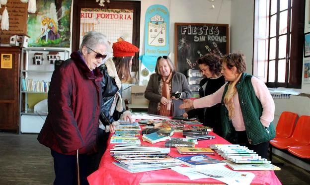 Vecinos de la localidad piloñesa de Areñes eligen sus libros. 