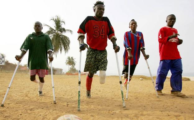 Jóvenes de Sierra Leona, mutilados de guerra. 