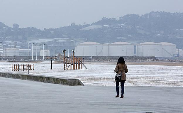 La playa gijonesa de Poniente, cubierta de nieve el pasado 28 de febrero. 