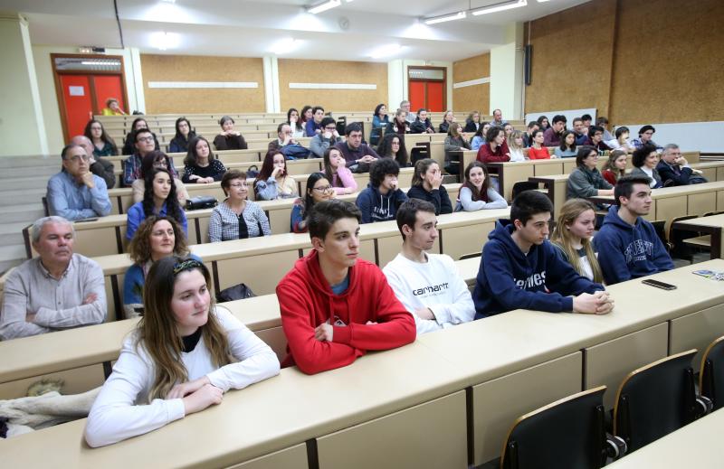 La Facultad de Química ha sido el escenario de la entrega de diplomas a los participantes en la XXXII Olimpiada de Química de Bachillerato. 