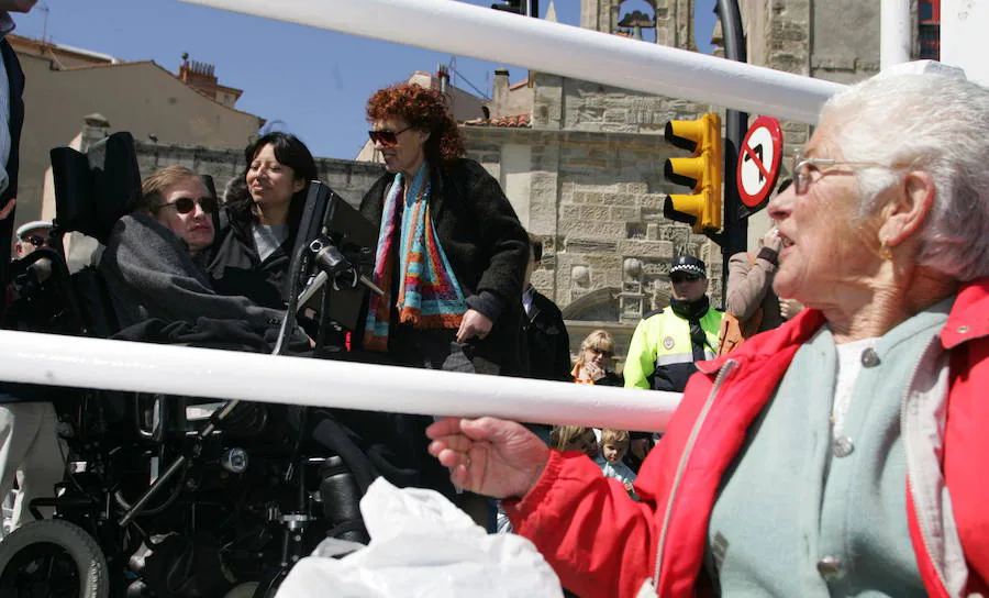 El Principado de Asturias conquistó a Stephen Hawking, que llegó a declararse «enamorado» de esta región. En 1989 recogió el Premio Príncipe de Asturias a la Concordia y en 2005 el científico visitó Gijón y Oviedo.