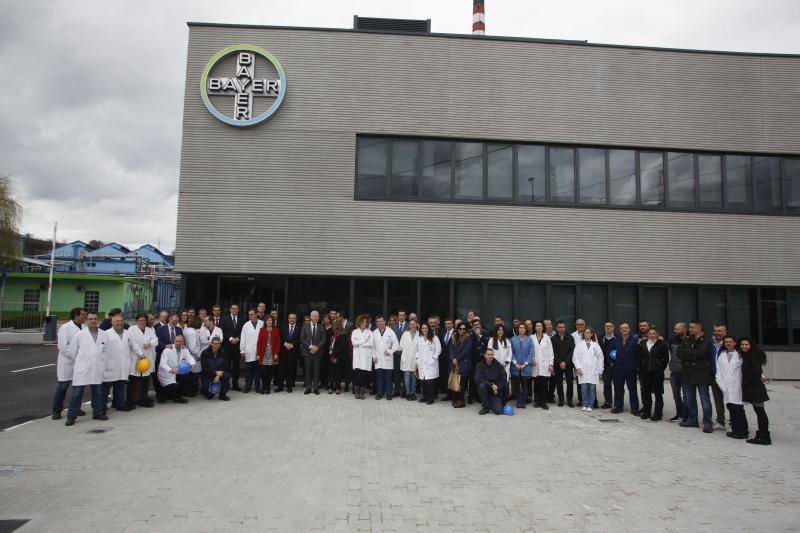 El consejero de Bayer en la región Iberia, Rainer Krause, la directora de la división de Consumer Health, Daniela Chuayre, y el director de la planta de La Felguera, Jorge Álvarez, presentan los resultados de facturación de la empresa correspondientes a 2017 tras inaugurar un nuevo edificio de la factoria.