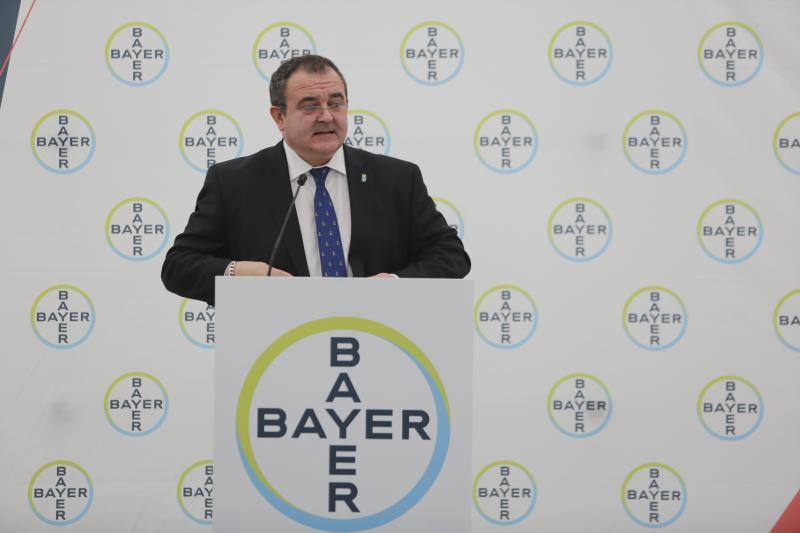 El consejero de Bayer en la región Iberia, Rainer Krause, la directora de la división de Consumer Health, Daniela Chuayre, y el director de la planta de La Felguera, Jorge Álvarez, presentan los resultados de facturación de la empresa correspondientes a 2017 tras inaugurar un nuevo edificio de la factoria.