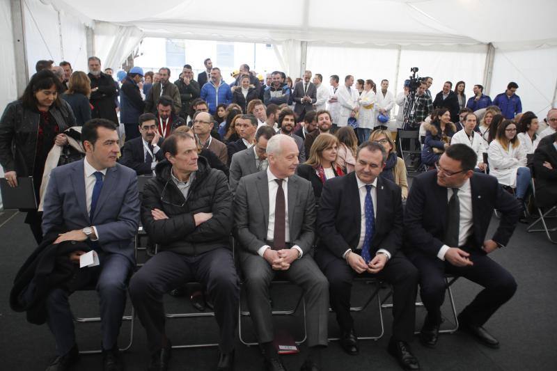 El consejero de Bayer en la región Iberia, Rainer Krause, la directora de la división de Consumer Health, Daniela Chuayre, y el director de la planta de La Felguera, Jorge Álvarez, presentan los resultados de facturación de la empresa correspondientes a 2017 tras inaugurar un nuevo edificio de la factoria.