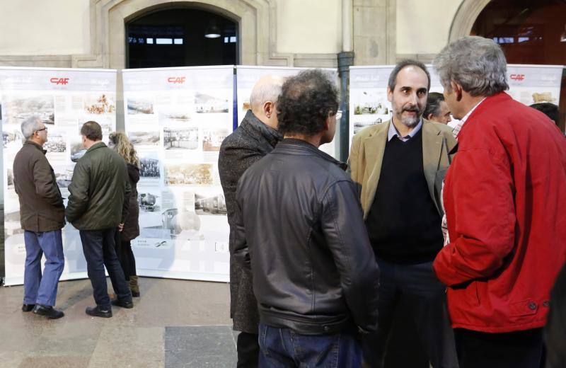 La muestra realiza un recorrido por los diferentes acontecimientos vividos por la empresa ferroviaria en este primer siglo de andadura, desde guerras hasta situaciones de crisis que amenazaron su existencia.