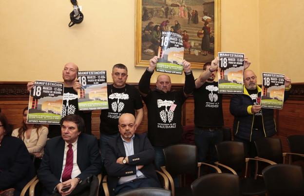 Miembros de Asturies por un Aire Sano, en el Pleno. :: A. FLÓREZ