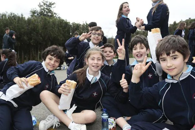 Estudiantes solidarios de las Dominicas. 