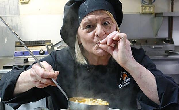 María Amor González, con su premiada fabada. 