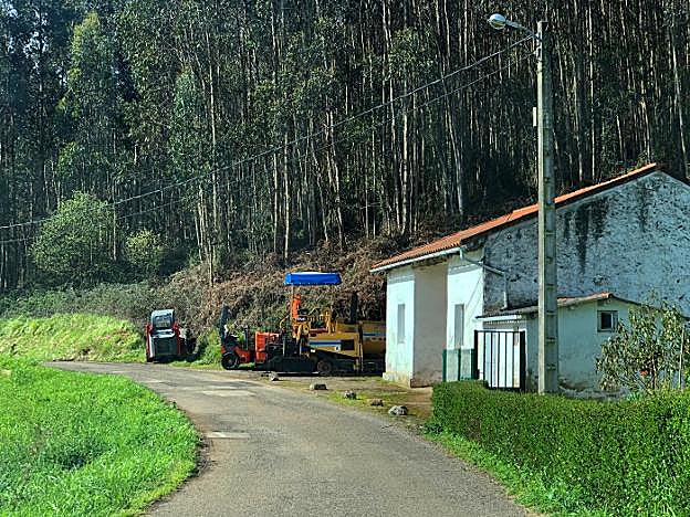 La maquinaria que se empleará en los trabajos de asfaltado. 