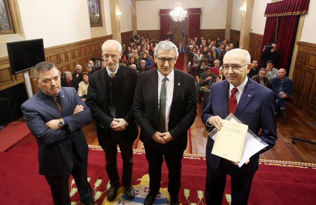 Xosé Antón González Riaño, Michael Metzeltin, Santiago García Granda y Xosé Lluis García Arias, con su libro.