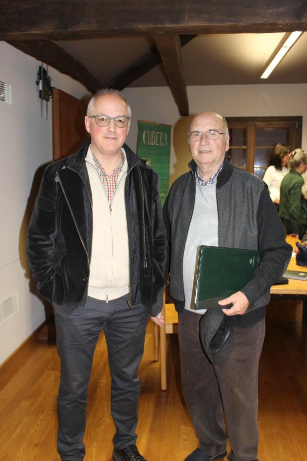 Ángel Valle y Etelvino González tras la asamblea. 