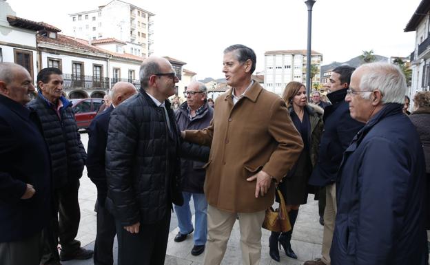 Imagen. Felipe Fernández da el pésame al sobrino de Díaz-Pire en presencia de Francisco Javier Fernández Casielles. 