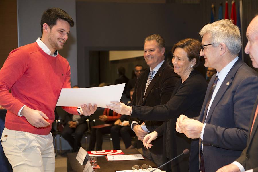 El rector de la Universidad de Oviedo, Santiago Gracía Granda, destacó la «globalización» del mercado laboral actual y el director de la Escuela, Juan Carlos Campo, reclamó al Principado una «digitalización profunda» para el centro. 