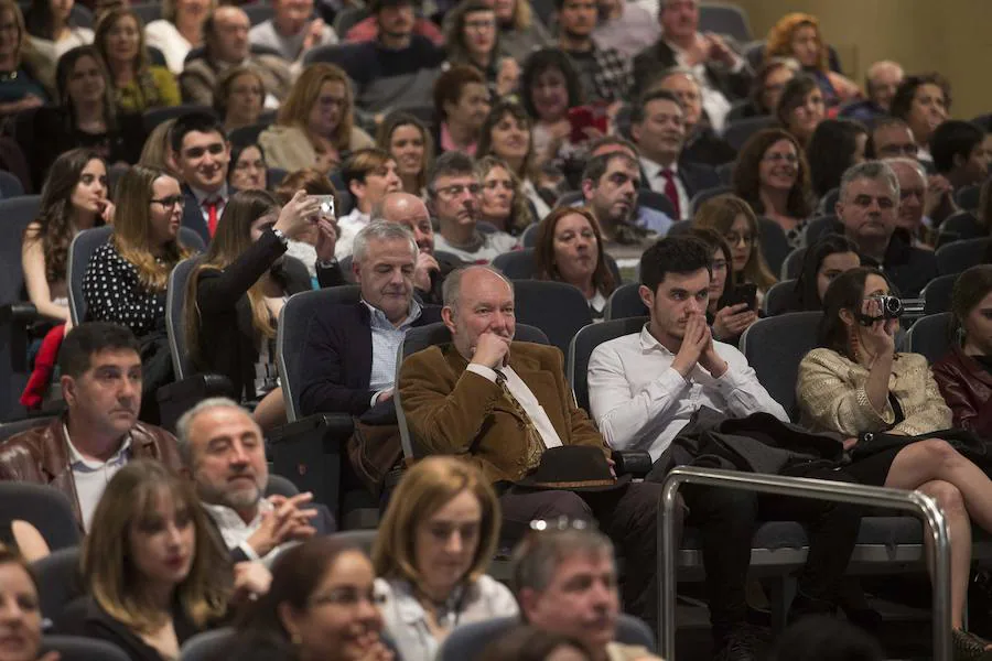 El rector de la Universidad de Oviedo, Santiago Gracía Granda, destacó la «globalización» del mercado laboral actual y el director de la Escuela, Juan Carlos Campo, reclamó al Principado una «digitalización profunda» para el centro. 