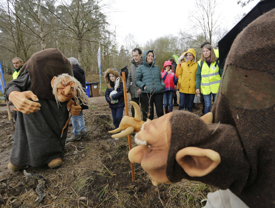 Fotos: El día de los Bosques trae nuevos árboles para el Monte Deva