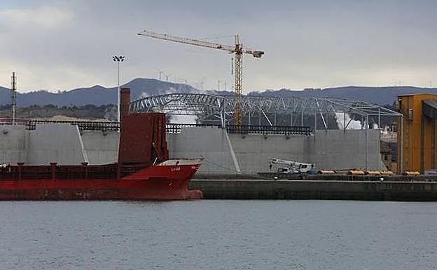 La nueva nave de blenda de AZSA en el puerto de Avilés avanza a buen ritmo