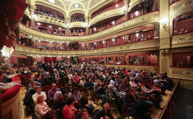 Imagen. El público llenó el liceo avilesino y acabó puesto en pie. 