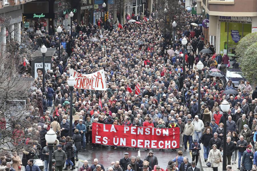 Fotos: Los pensionistas asturianos se manifiestan en Gijón por una pensión digna