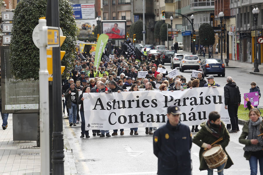 Fotos: Miles de personas se concentra en Gijón contra la contaminación en Asturias