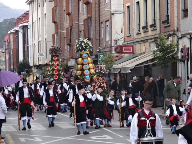 Los tres ramos, de rosquillas y pan artesanal, a su paso por las calles de la villa de Posada. 