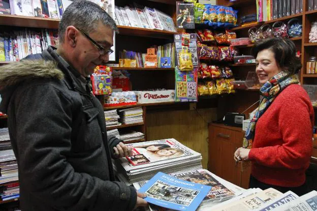 José Antonio García acudió ayer al kiosco Salomé en busca de su ejemplar para hacer la colección. 