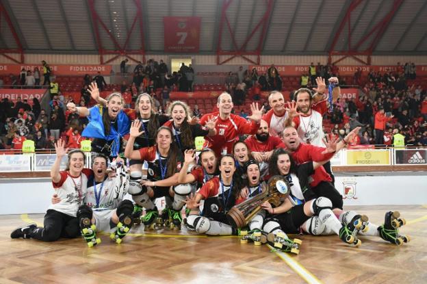 El equipo gijonés celebra sobre la pista lisboeta el quinto título continental. María Díez 'Peke' sujeta el trofeo entre la capitana Sara González, a la izquierda y Casarramona. 