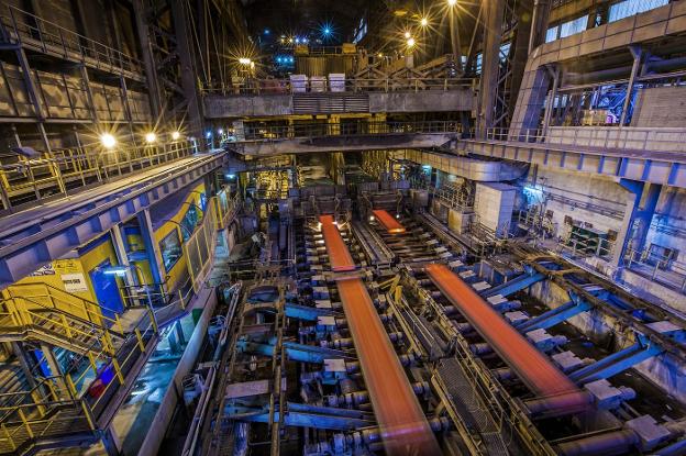 Uno de los trenes de chapa de Ilva, la gigantesca factoría que Arcelor pretende comprar en el sur de Italia. 