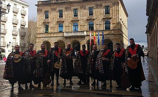 La tuna de Valladolid se queda sin guitarra