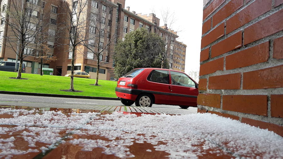 Un temporal de nieve cubre Asturias de blanco a pocas horas de la llegada de la primavera. La comarca de Picos de Europa se encuentra en alerta roja por nevadas que pueden dejar espesores de hasta cuarenta centímetros, mientras que en Suroccidente y Valles Mineros se esperan acumulaciones cercanas a los veinte centímetros.