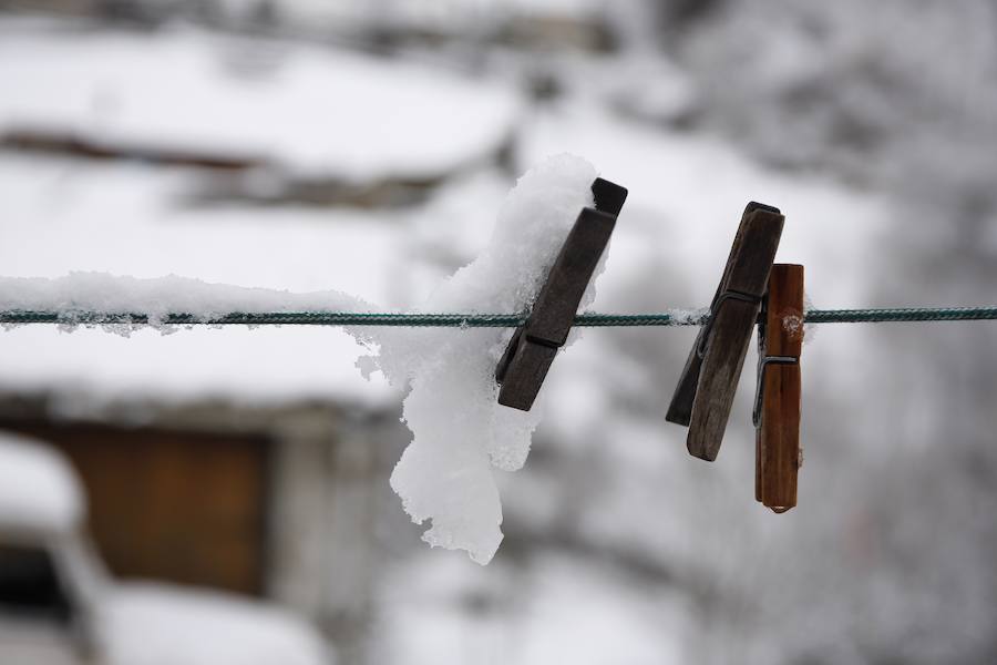 Un temporal de nieve cubre Asturias de blanco a pocas horas de la llegada de la primavera. La comarca de Picos de Europa se encuentra en alerta roja por nevadas que pueden dejar espesores de hasta cuarenta centímetros, mientras que en Suroccidente y Valles Mineros se esperan acumulaciones cercanas a los veinte centímetros.