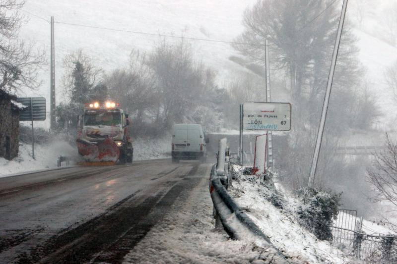 Un temporal de nieve cubre Asturias de blanco a pocas horas de la llegada de la primavera. La comarca de Picos de Europa se encuentra en alerta roja por nevadas que pueden dejar espesores de hasta cuarenta centímetros, mientras que en Suroccidente y Valles Mineros se esperan acumulaciones cercanas a los veinte centímetros.