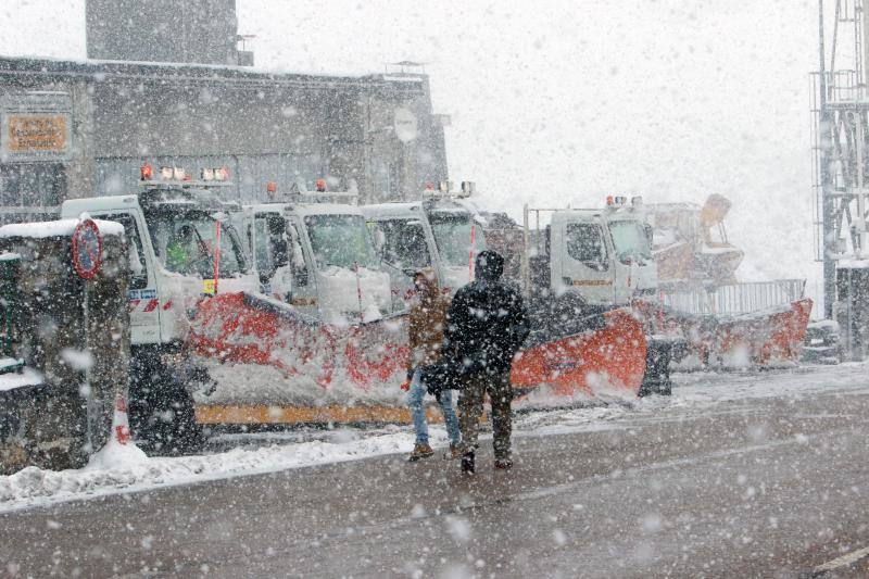 Un temporal de nieve cubre Asturias de blanco a pocas horas de la llegada de la primavera. La comarca de Picos de Europa se encuentra en alerta roja por nevadas que pueden dejar espesores de hasta cuarenta centímetros, mientras que en Suroccidente y Valles Mineros se esperan acumulaciones cercanas a los veinte centímetros.