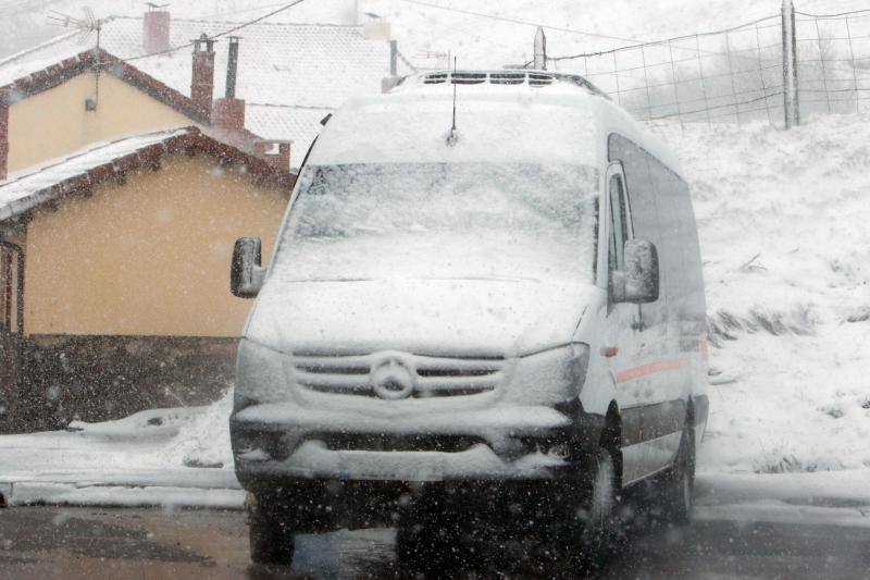 Un temporal de nieve cubre Asturias de blanco a pocas horas de la llegada de la primavera. La comarca de Picos de Europa se encuentra en alerta roja por nevadas que pueden dejar espesores de hasta cuarenta centímetros, mientras que en Suroccidente y Valles Mineros se esperan acumulaciones cercanas a los veinte centímetros.