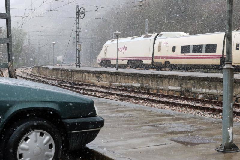 Un temporal de nieve cubre Asturias de blanco a pocas horas de la llegada de la primavera. La comarca de Picos de Europa se encuentra en alerta roja por nevadas que pueden dejar espesores de hasta cuarenta centímetros, mientras que en Suroccidente y Valles Mineros se esperan acumulaciones cercanas a los veinte centímetros.