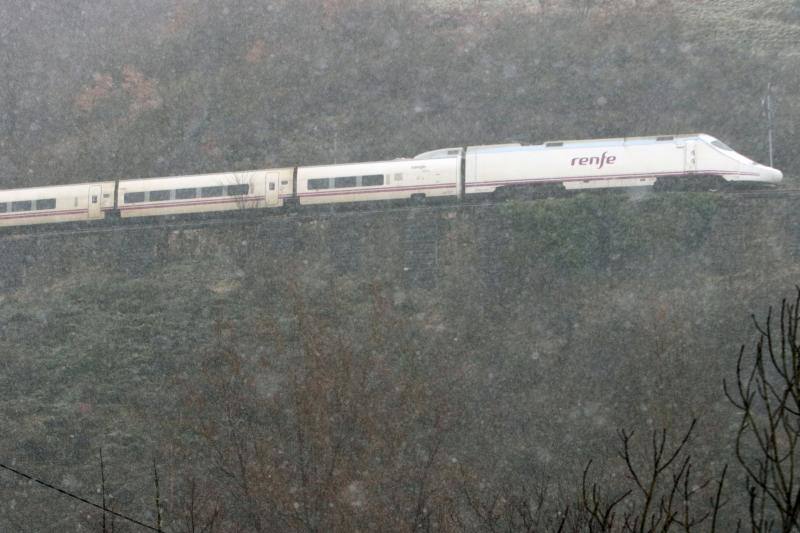 Un temporal de nieve cubre Asturias de blanco a pocas horas de la llegada de la primavera. La comarca de Picos de Europa se encuentra en alerta roja por nevadas que pueden dejar espesores de hasta cuarenta centímetros, mientras que en Suroccidente y Valles Mineros se esperan acumulaciones cercanas a los veinte centímetros.