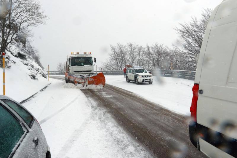 Un temporal de nieve cubre Asturias de blanco a pocas horas de la llegada de la primavera. La comarca de Picos de Europa se encuentra en alerta roja por nevadas que pueden dejar espesores de hasta cuarenta centímetros, mientras que en Suroccidente y Valles Mineros se esperan acumulaciones cercanas a los veinte centímetros.