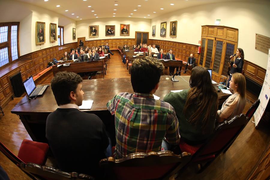 Medio centenar de estudiantes asturianos se han clasificado para la gran final de STARTinnova, el programa de fomento de la cultura emprendedora que promueve EL COMERCIO. Organizados en cinco equipos, han presentado sus proyectos ante un jurado de expertos en el Aula Magna del Edificio Histórico de la Universidad de Oviedo.