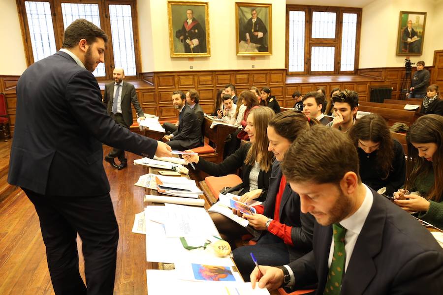 Medio centenar de estudiantes asturianos se han clasificado para la gran final de STARTinnova, el programa de fomento de la cultura emprendedora que promueve EL COMERCIO. Organizados en cinco equipos, han presentado sus proyectos ante un jurado de expertos en el Aula Magna del Edificio Histórico de la Universidad de Oviedo.